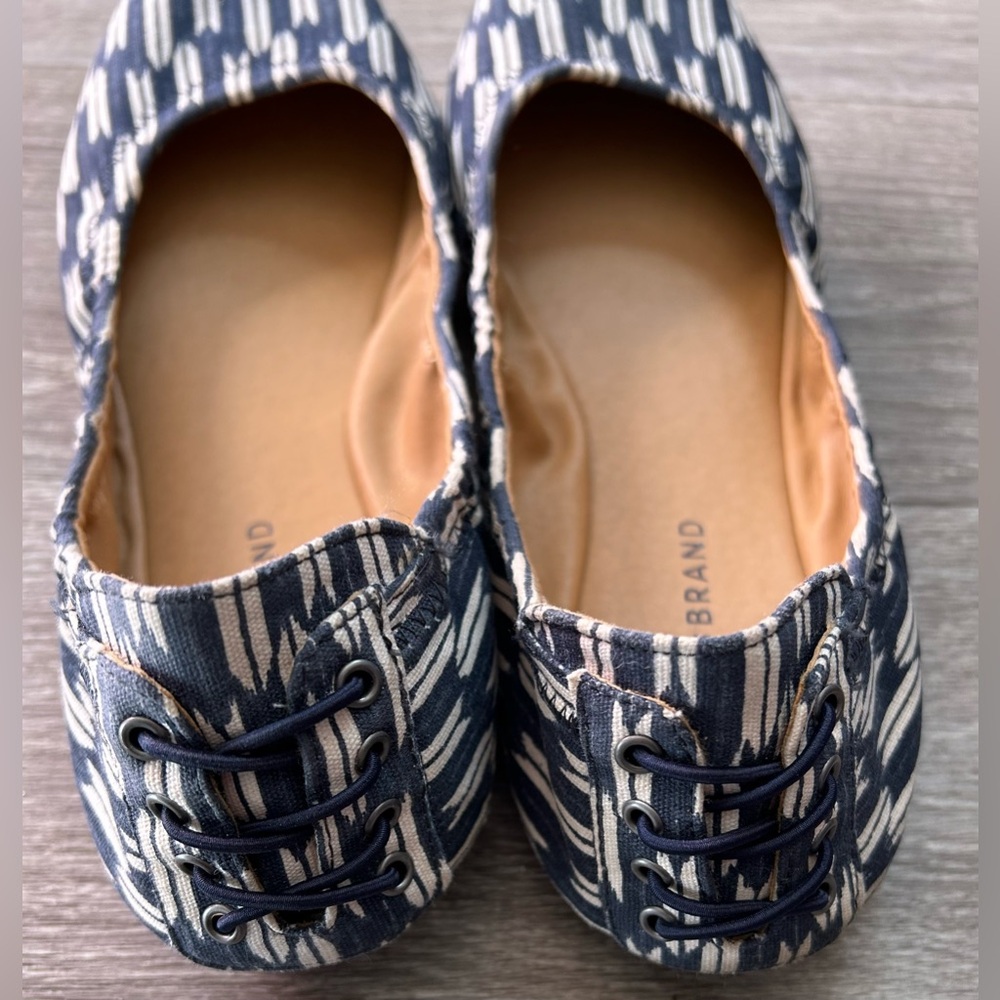 NWT - Lucky Brand Women's Blue and Cream Patterned Flats - Picture 3 of 4